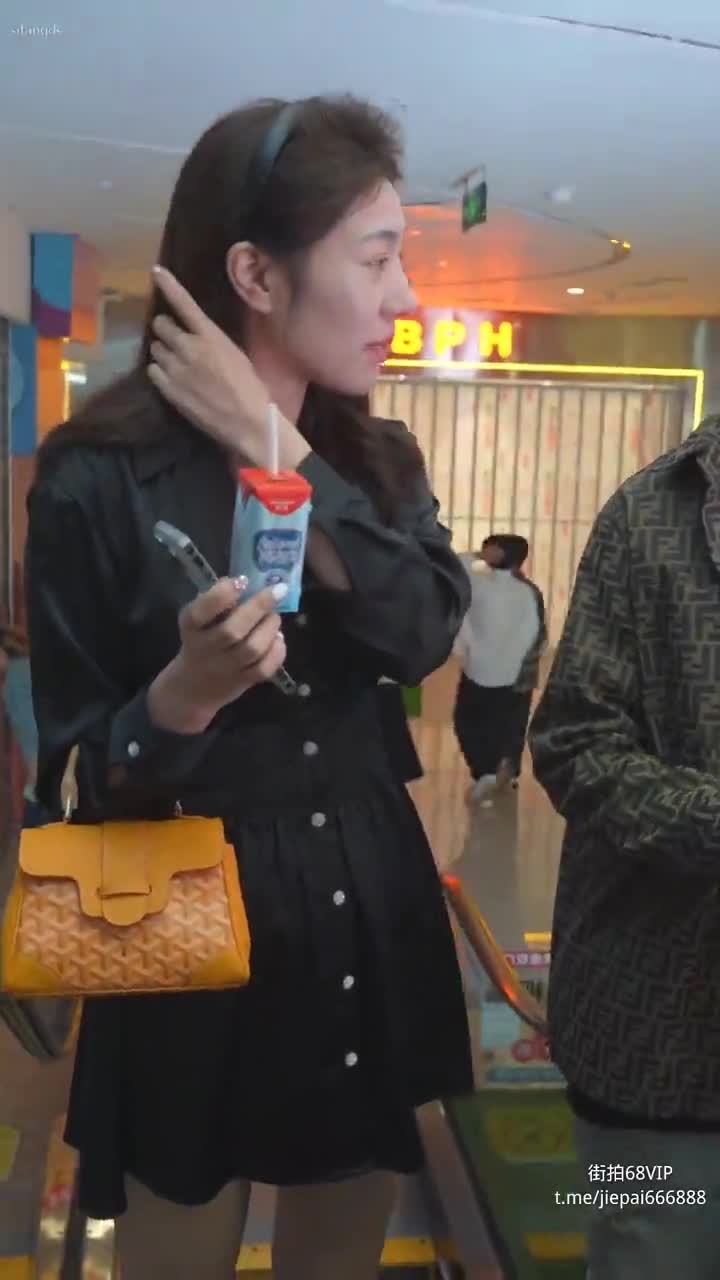 1bdd02e2-2fe2-11f0-b8dd-7add7bac399a.mp4