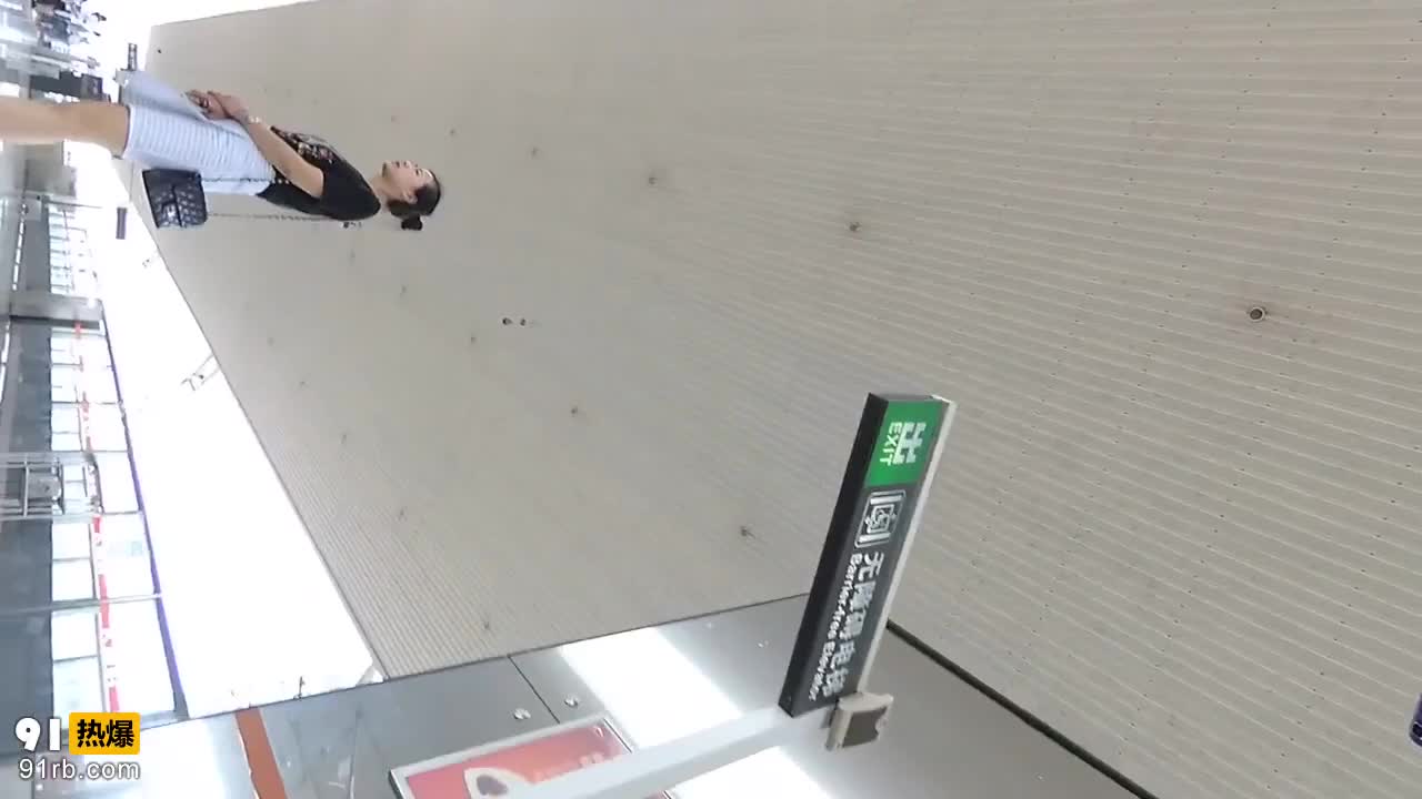 36f1db69-6a60-497f-a36d-2bc1582628bb.mp4